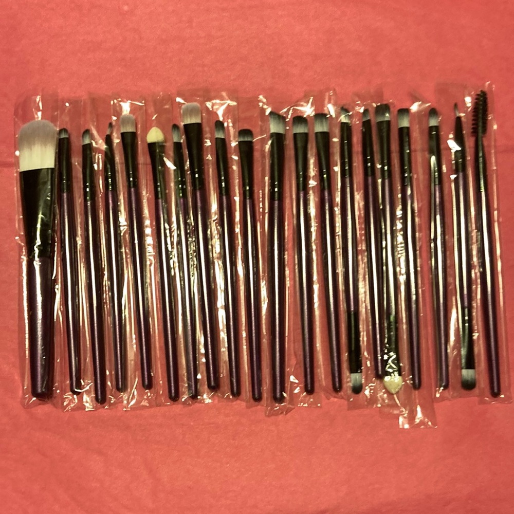 20 Piece Deluxe Makeup Brush Set NWT
